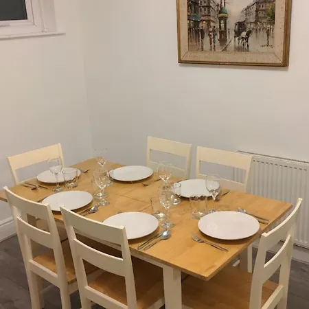 4 Bedroom Near Racecourse Апартаменты *